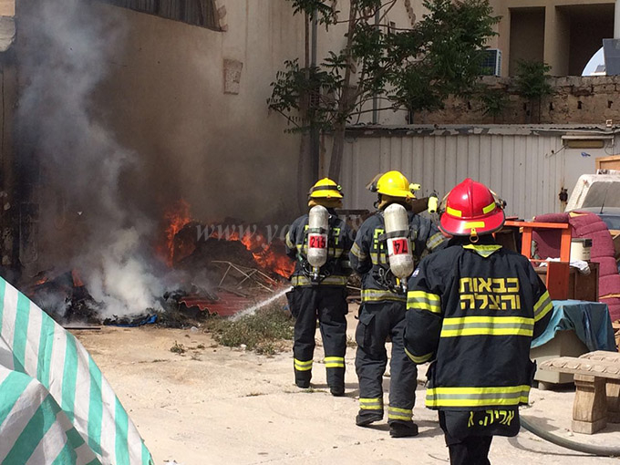  بالصور: طواقم الاطفائية تُسيطر على حريق في ساحة لتخزين البضائع القديمة بيافا 